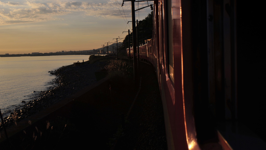 海岸線を走る電車