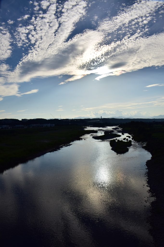 空と川