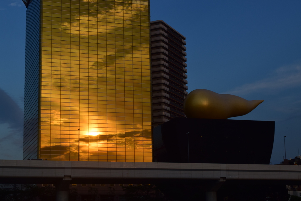 夕日に輝くビル