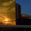 夕日に輝くビル