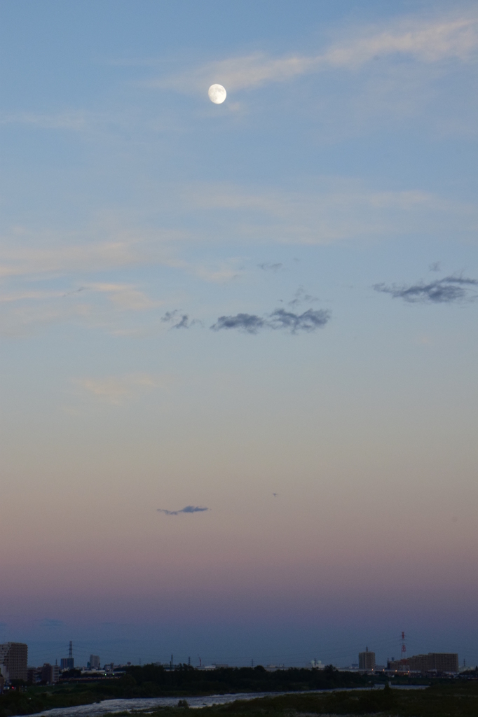 夕日と月