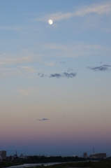 夕日と月