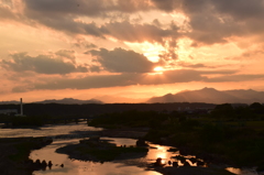 山を照らす夕陽