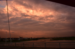 不気味な赤い雨雲