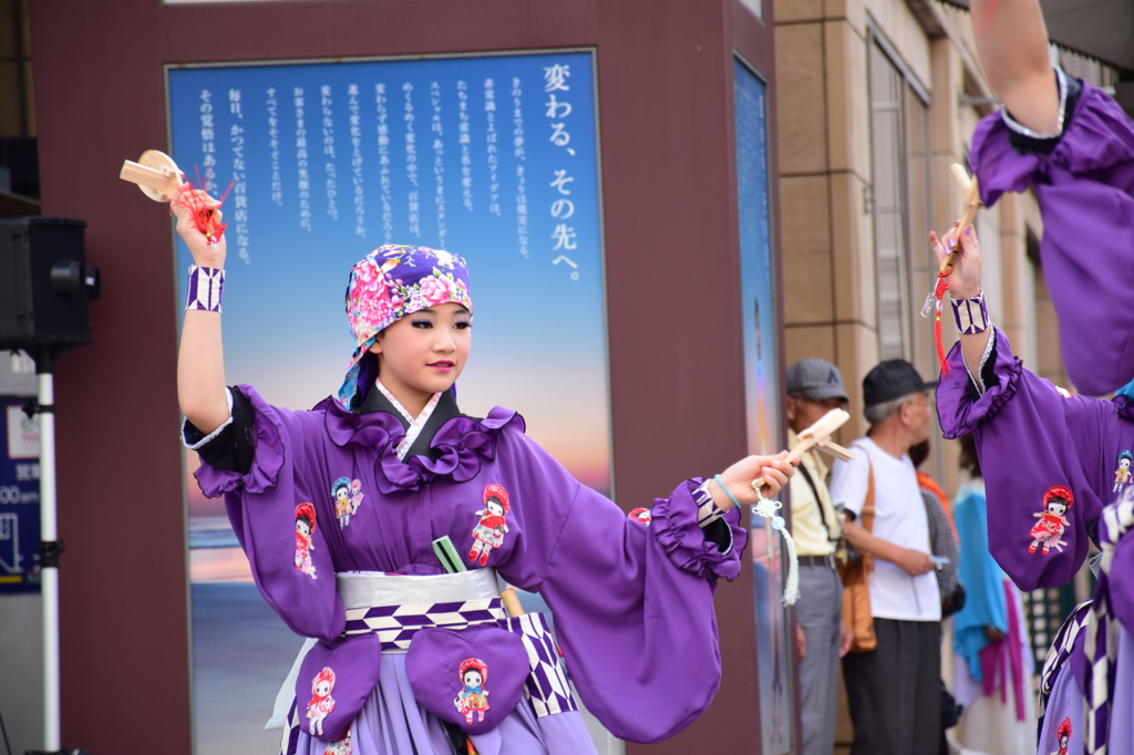 ポスターから飛び出した踊り子さん