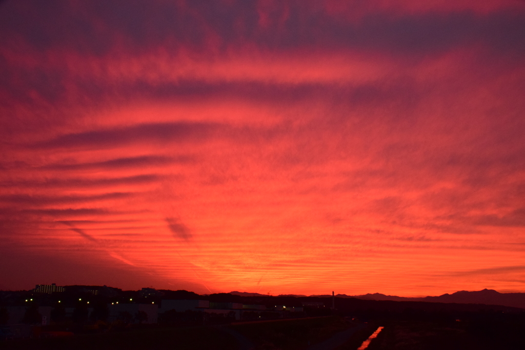 波打つ赤い空