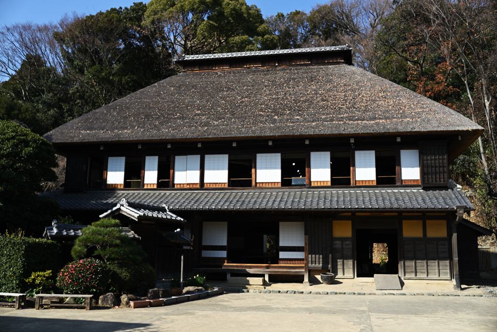 茅葺屋根の家