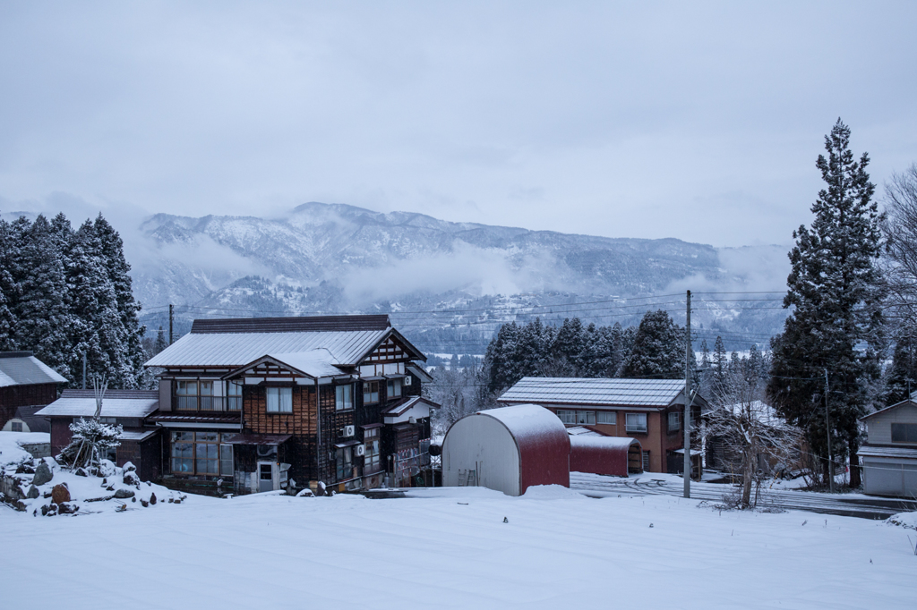 雪の民家