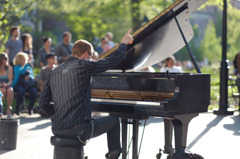 公園のピアノマン