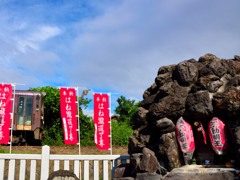 神社とあずき色 