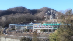 丘陵地にある遊園地