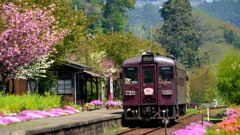 花と緑に囲まれた駅 