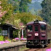 花と緑に囲まれた駅 