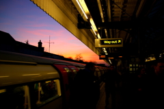 Willesden Green 　夕焼けと電車