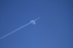 月と飛行機