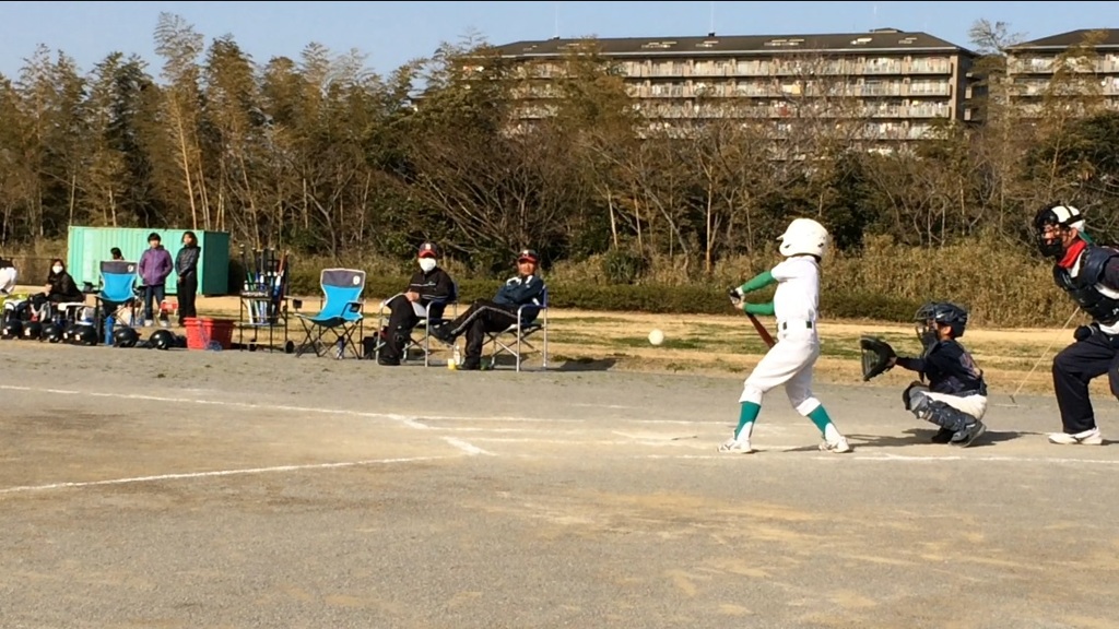 打つ
