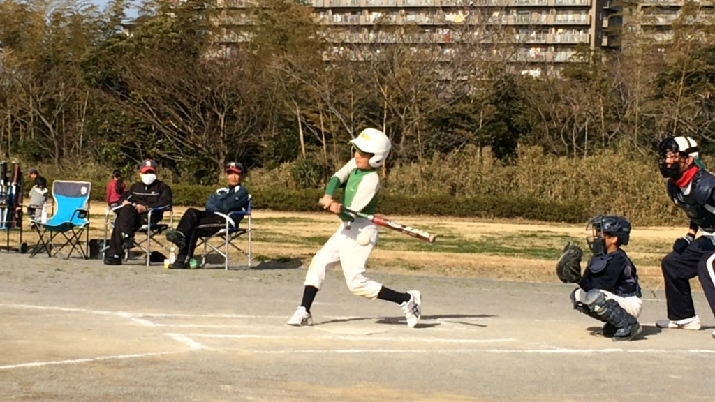 打つ
