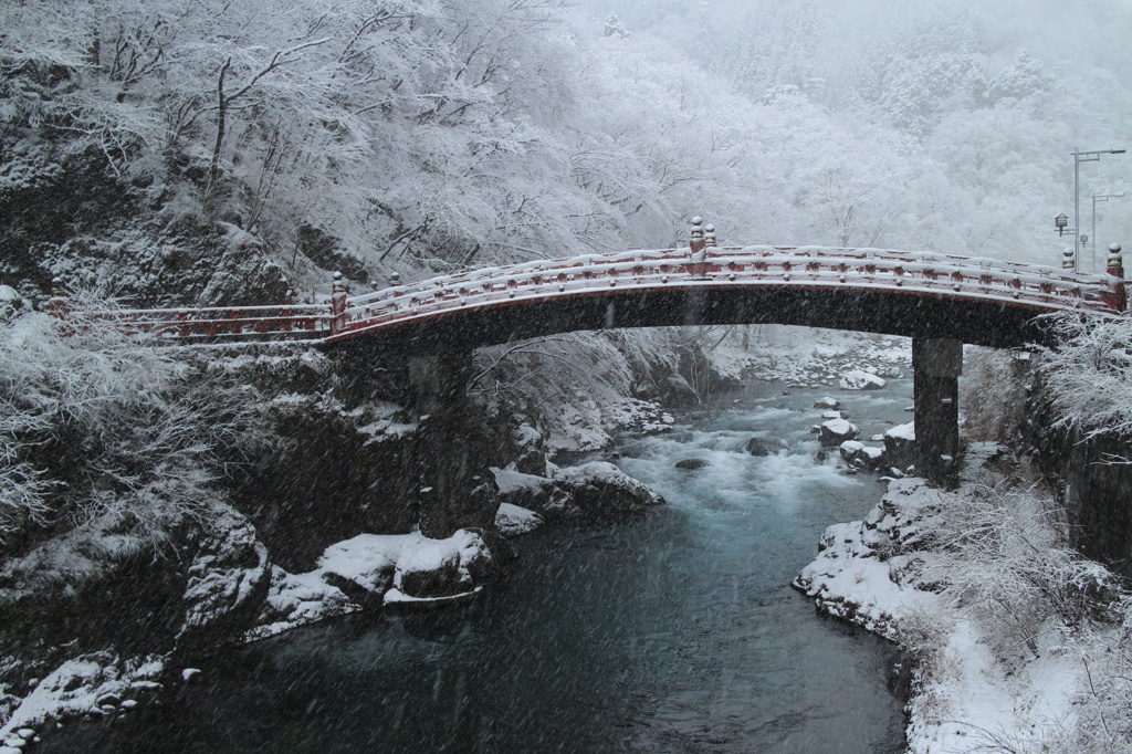 雪の神橋（栃木県日光市）