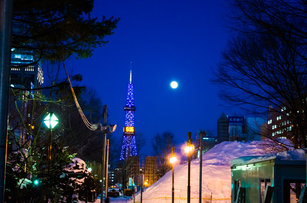 月夜の塔