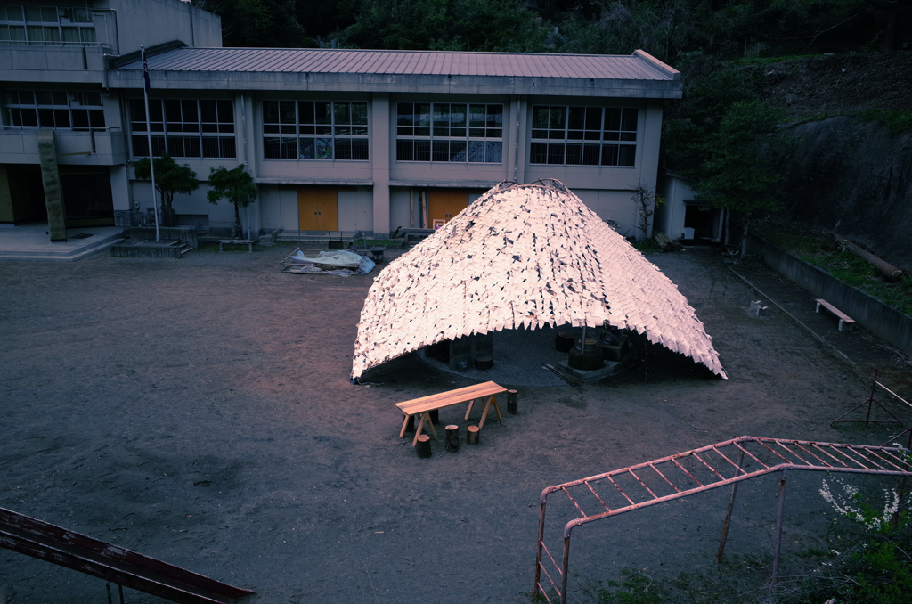 廃校の火処