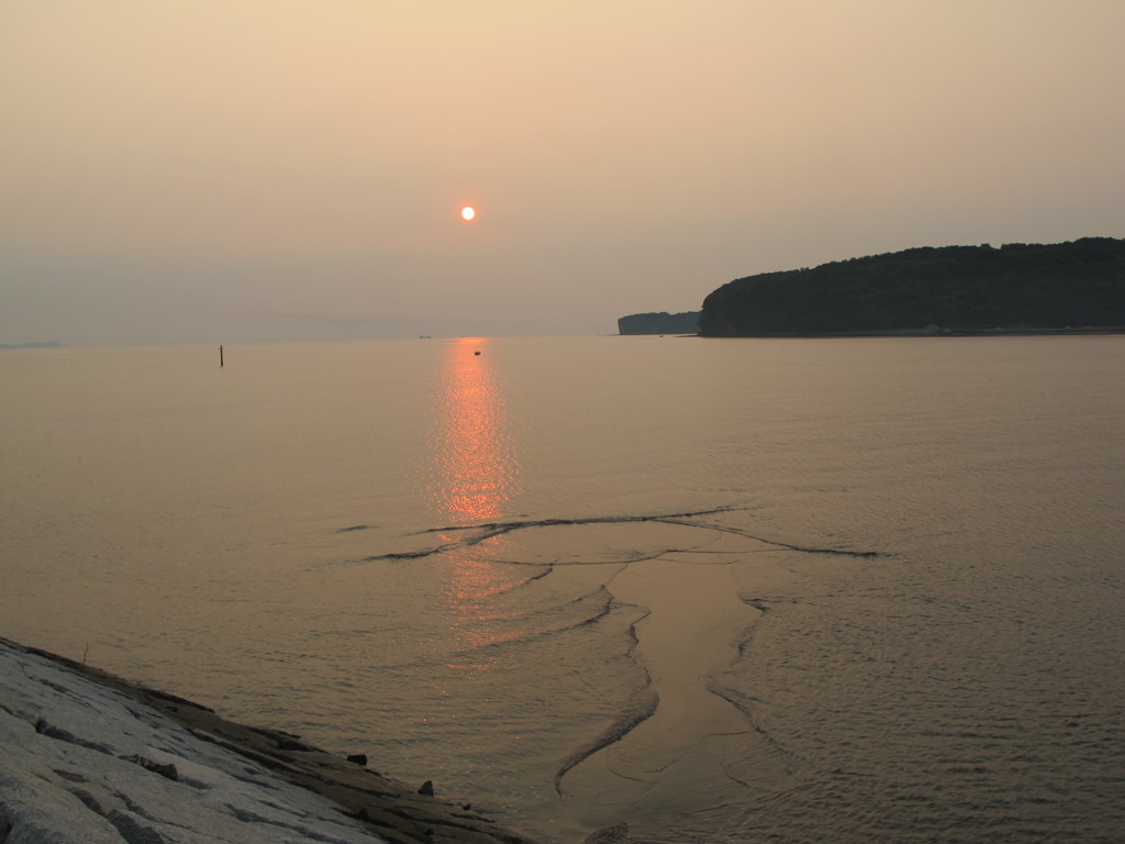夜明けの海