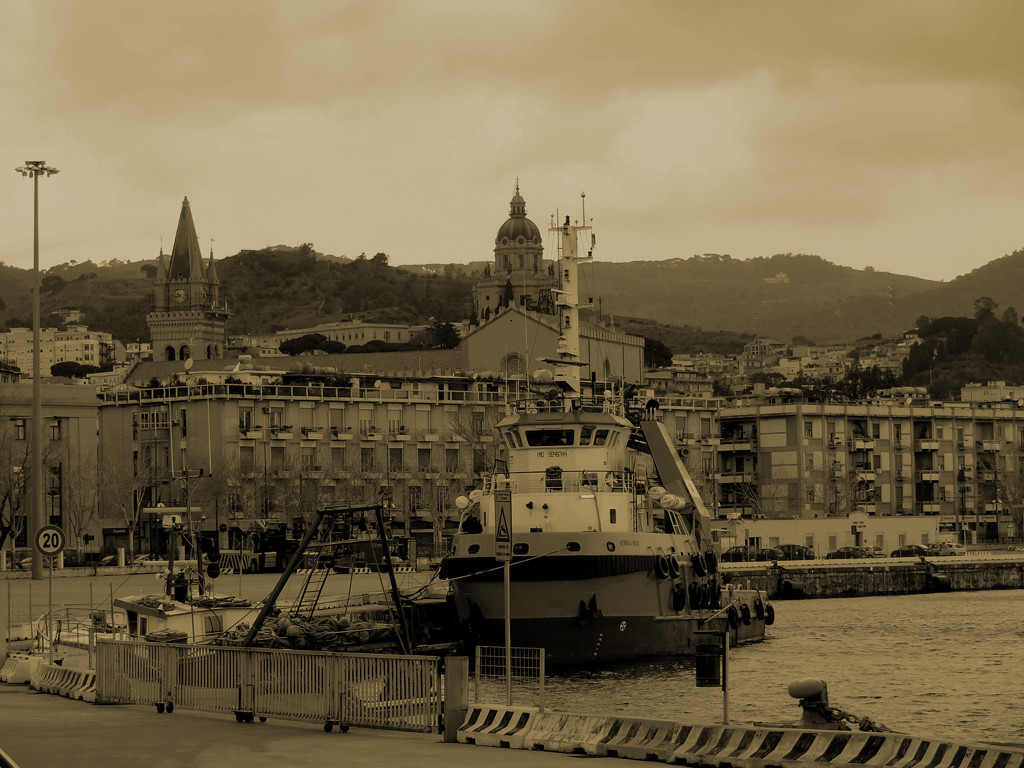 カターニャの港にて　Italy Sicily