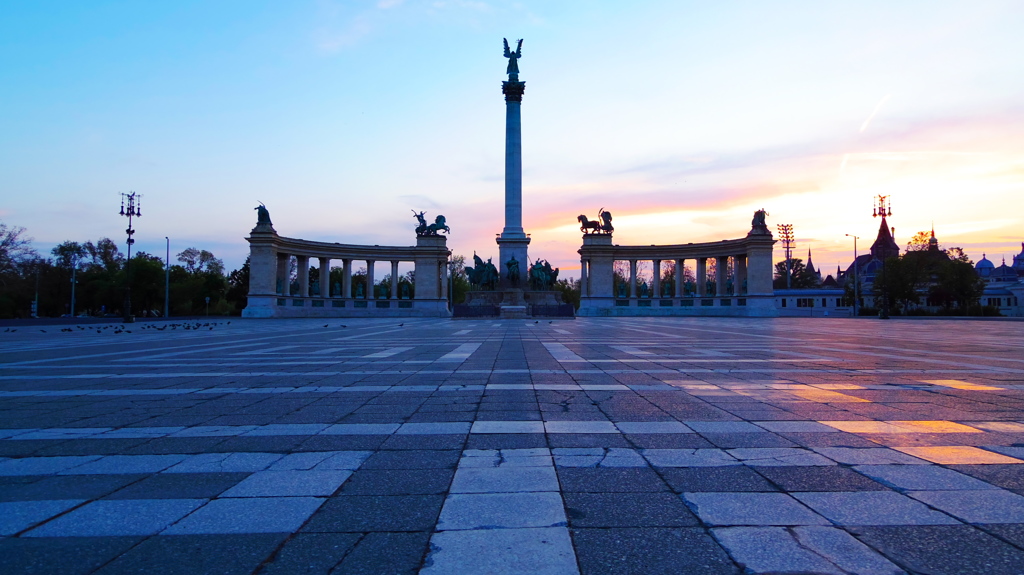 英雄広場　朝焼け　Budapest