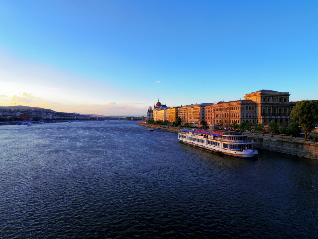 ドナウ水辺の夕景　Budapest