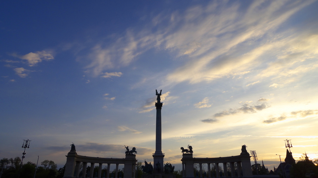 英雄広場　朝焼けの空　Budapest