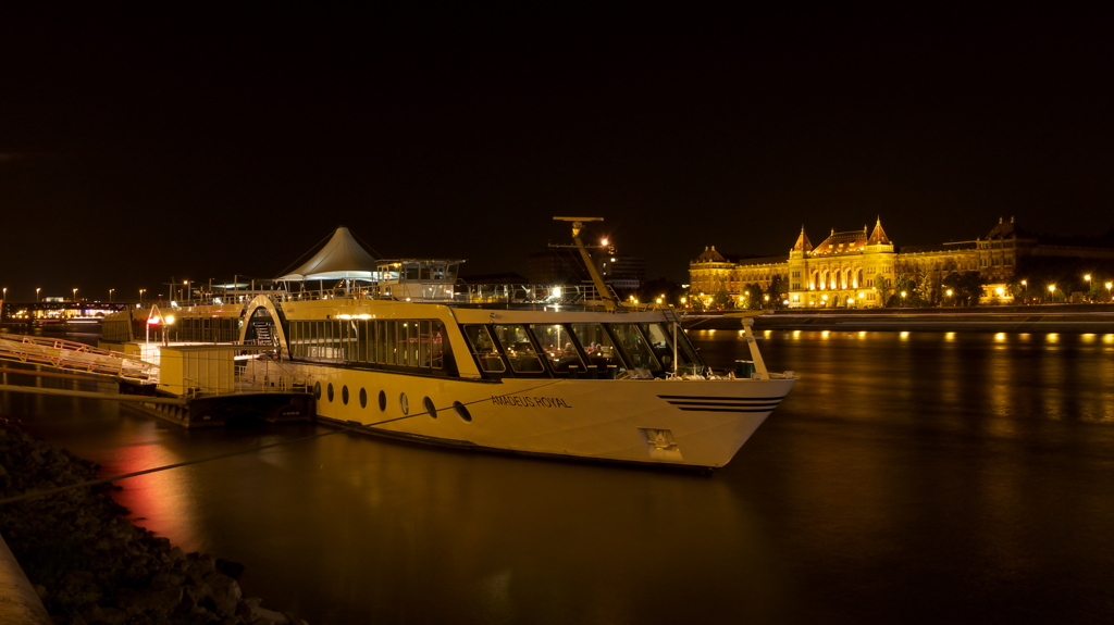 工科大学とホテルシップ　夜景　Budapest