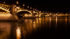 マルギット橋　夜景　水面　Budapest