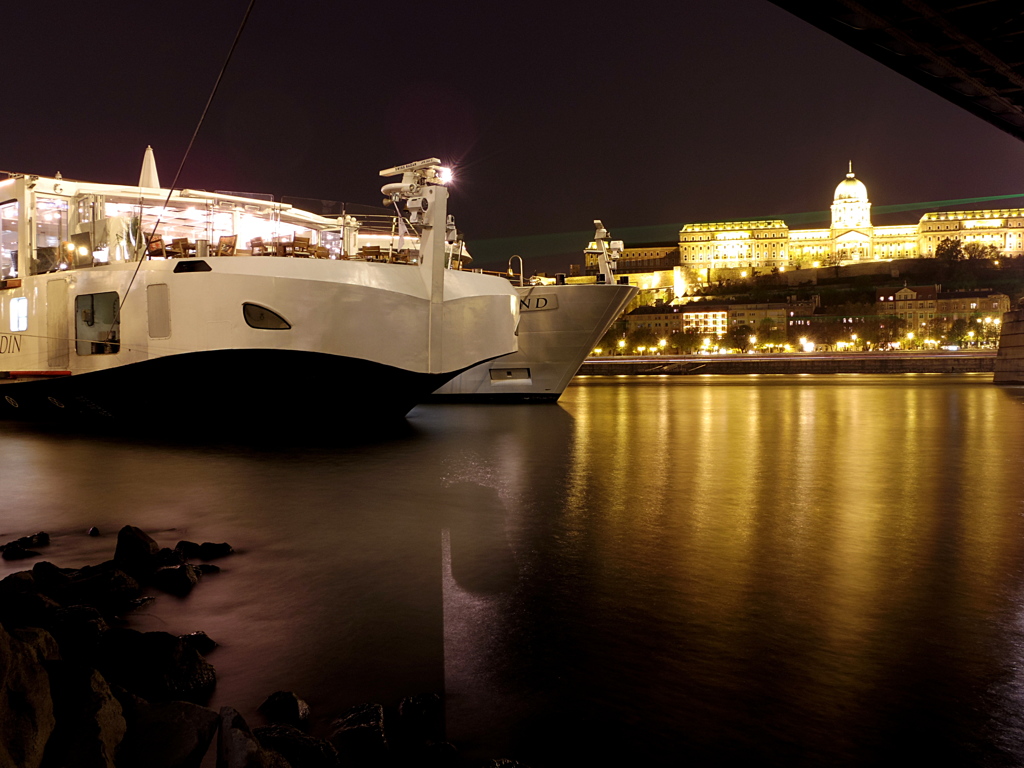 ドナウ　王宮とHotelship　世界遺産　Budapest