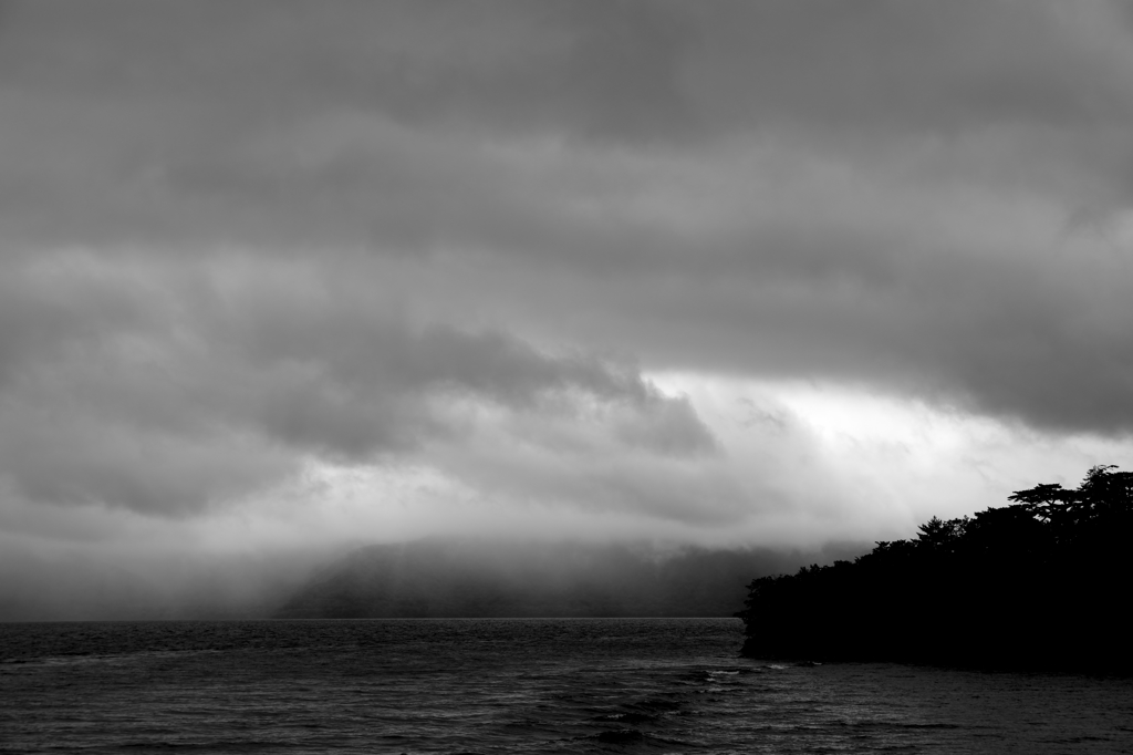 雲煙る　十和田湖