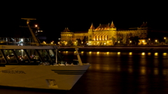 工科大学とホテルシップ　夜景　Budapest