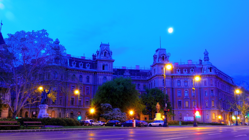 コダーイ円形広場　夜明け前　Budapest