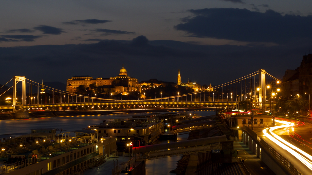 ドナウ河岸　夜景　Budapest