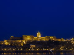 ドナウ　マジックアワーの王宮　深紺の空　世界遺産　Budapest
