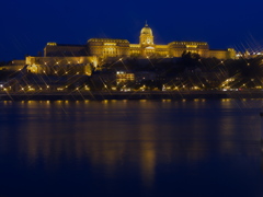 ドナウ　マジックアワーの王宮　水面　世界遺産　Budapest
