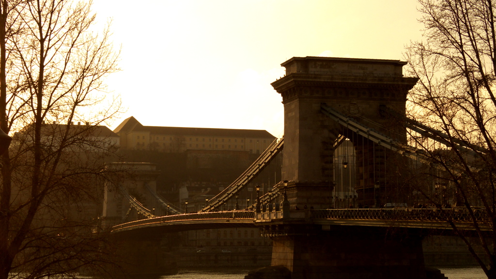 世界遺産　ドナウの架かる橋　夕景に染まる鎖橋　Budapest