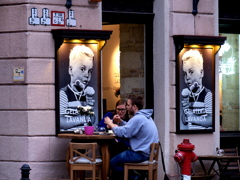 大聖堂の前のCafe Budapest