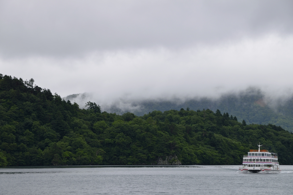 雲煙る　十和田湖
