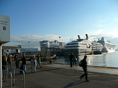 ナポリ港に停泊する豪華客船 Italy Napori