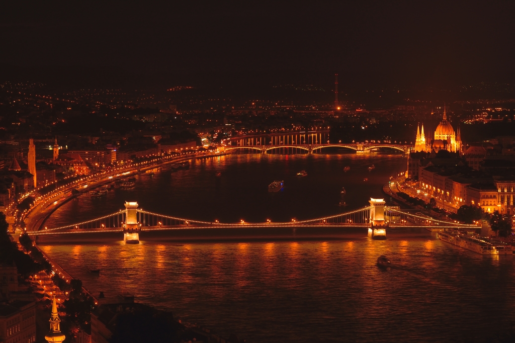 ドナウ河岸　夜景　Budapest