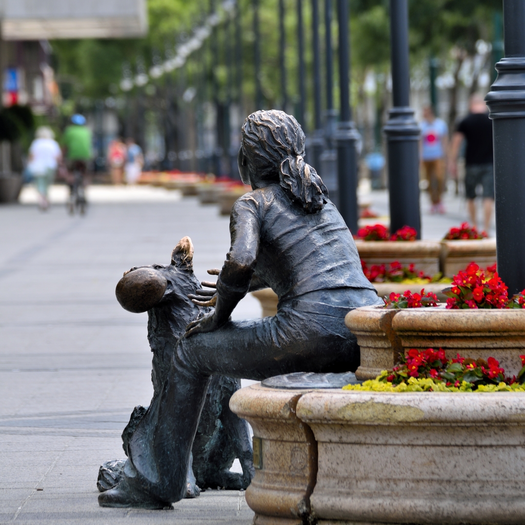 少女と犬の銅像