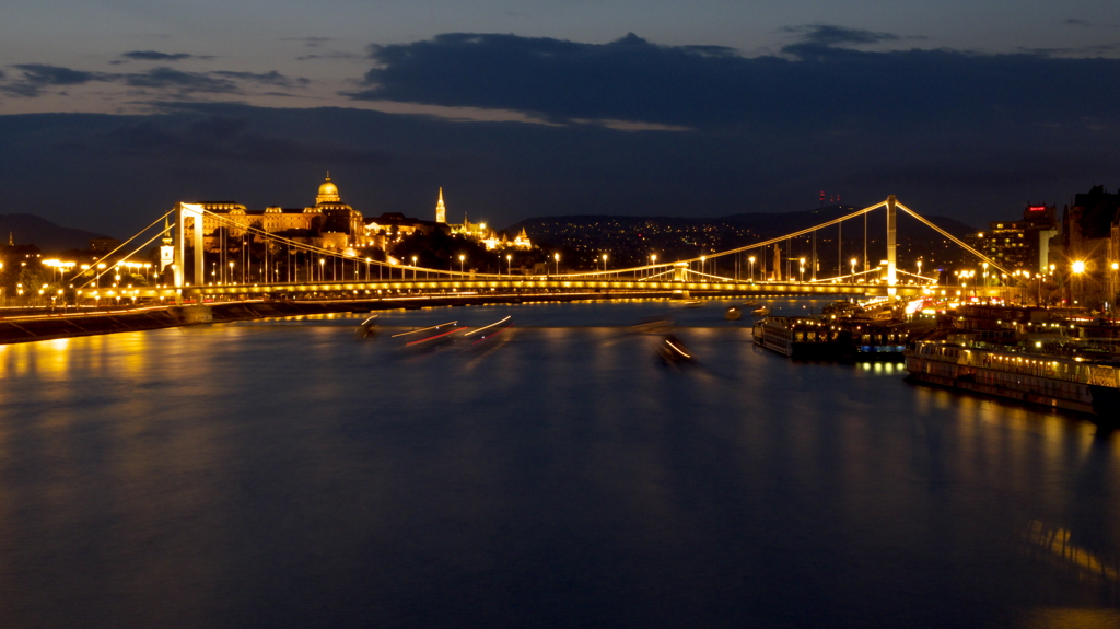 ドナウ河岸　夜景　Budapest