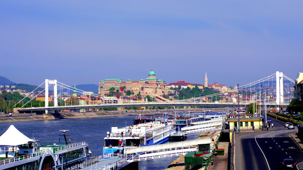 ドナウ河岸に並ぶホテルシップ　Budapest