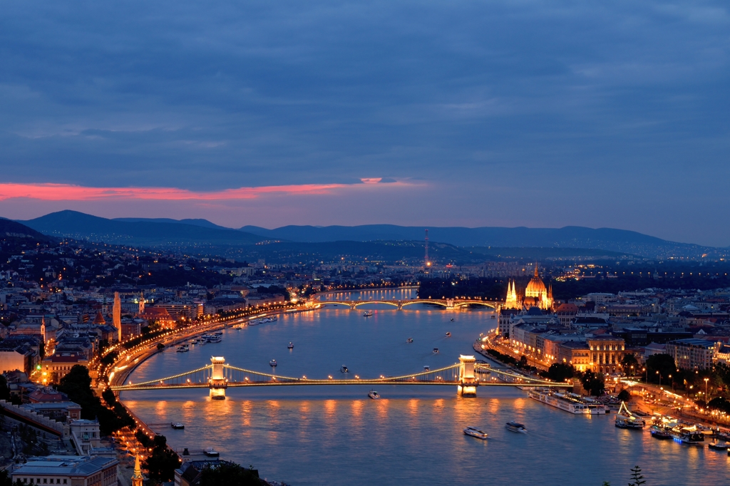 ドナウ河岸　夜景　Budapest