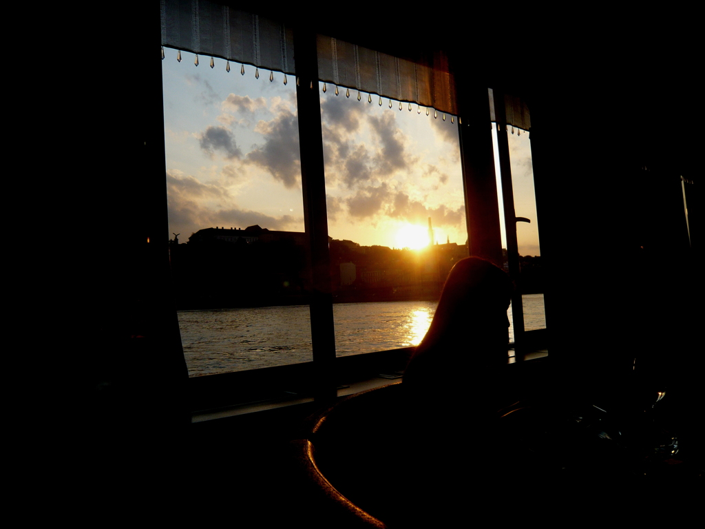 船上レストランより　王宮の夕日　Budapest