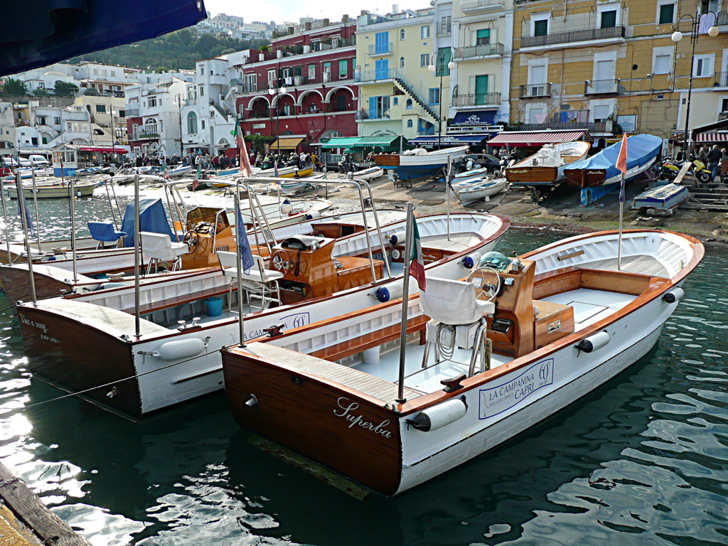 青の洞窟へ向かうためのモーターボート Italy Capri