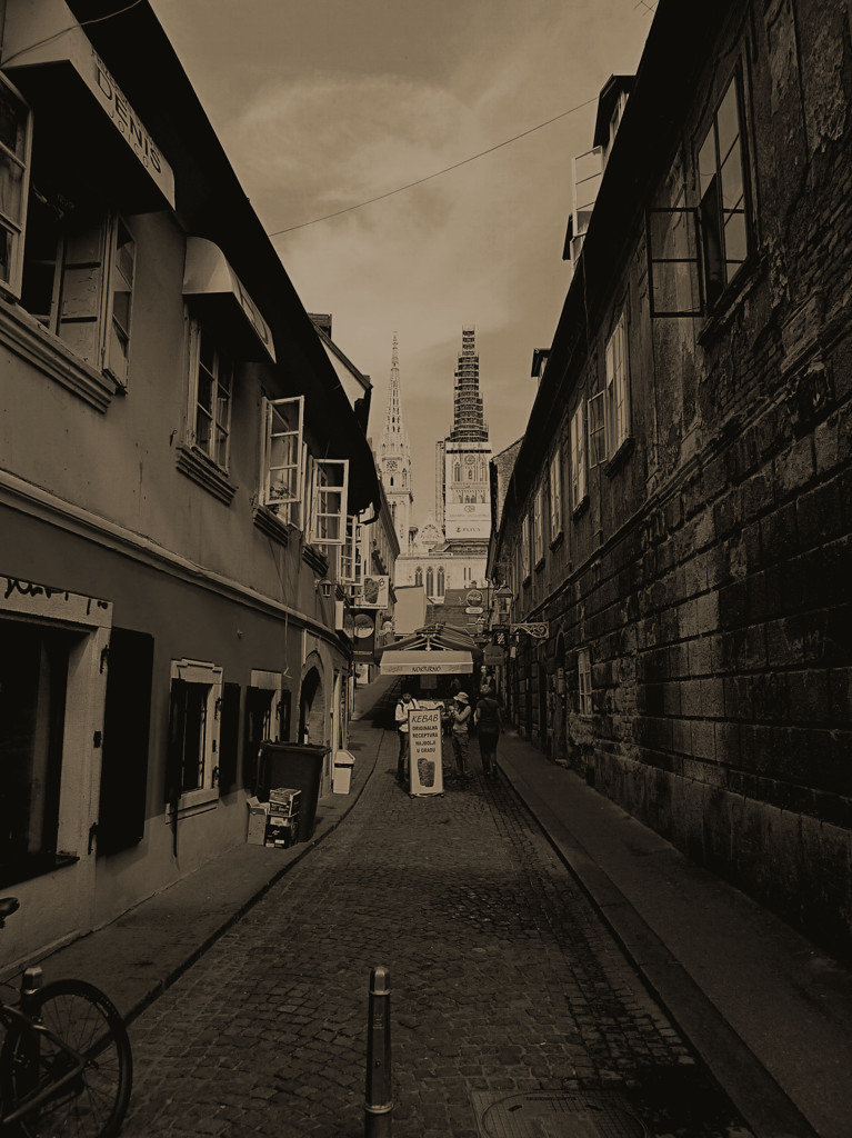 路地から大聖堂を望む　Croatia Zagreb